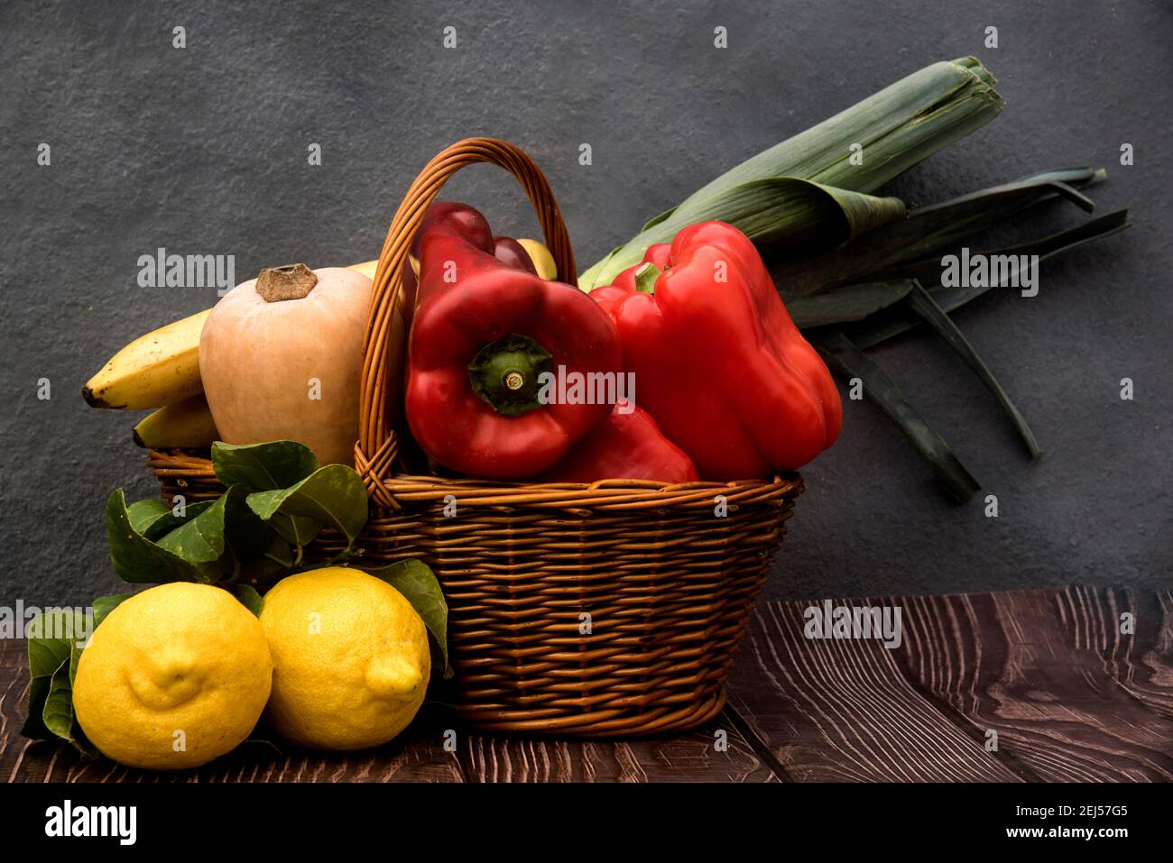 encore la vie avec les légumes, les citrons et le panier en osier Banque D'Images
