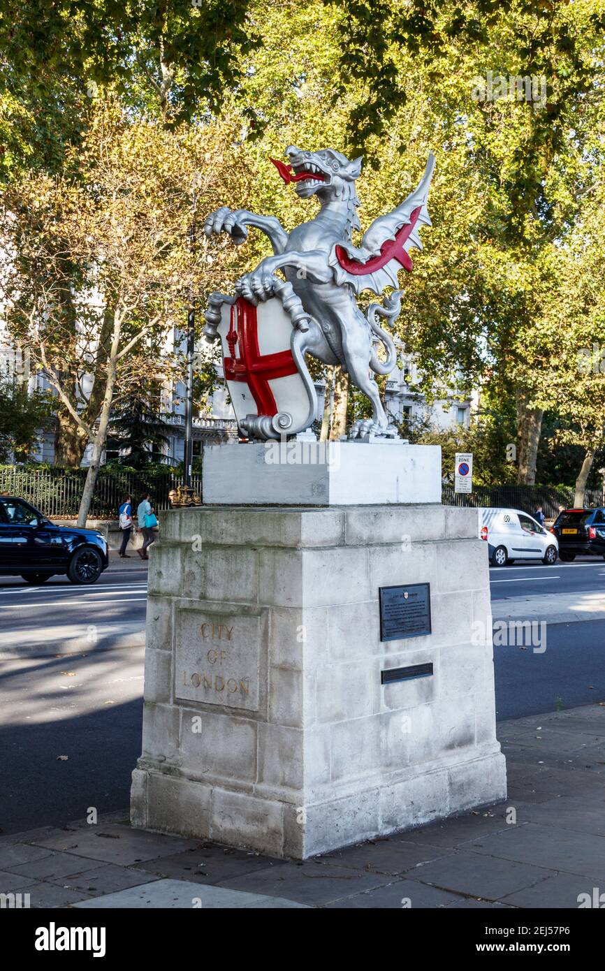 Statue de dragon en fonte marquant la frontière ouest de la ville de Londres, l'une des deux statues originales sur le Victoria Embankment, Londres, Royaume-Uni Banque D'Images