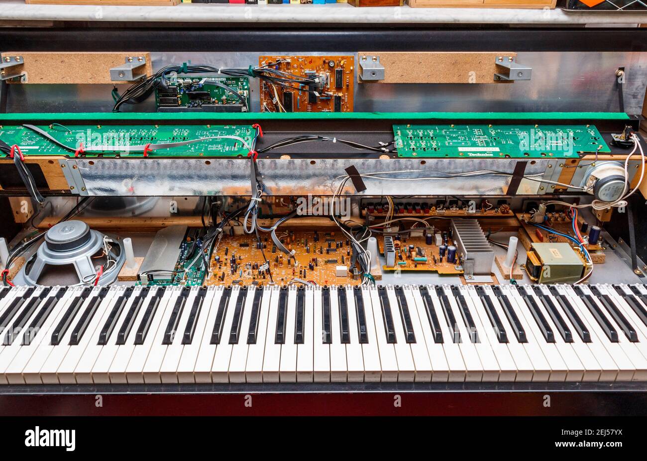Un piano numérique Technics PX9, vers 1985, a été ouvert pour le nettoyage  et la réparation, montrant les composants électroniques qu'il contient  Photo Stock - Alamy