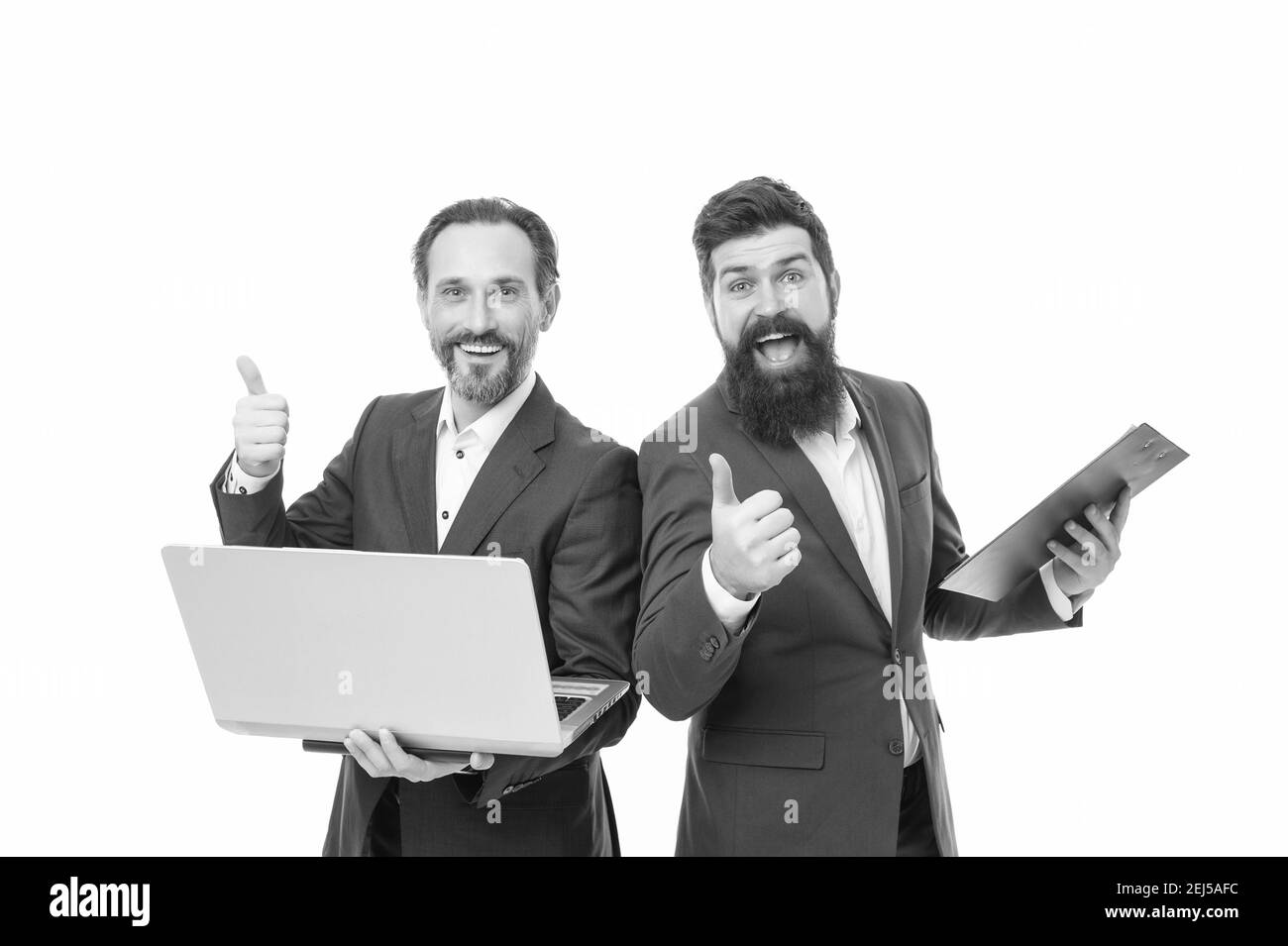 Homme barbu Manager montrer ordinateur portable rapport financier. Partenariat. Technologies logicielles pour la comptabilité. Technologies modernes. Technologies d'entreprise. Directeur patron surfer sur Internet. Les collègues travaillent. Banque D'Images