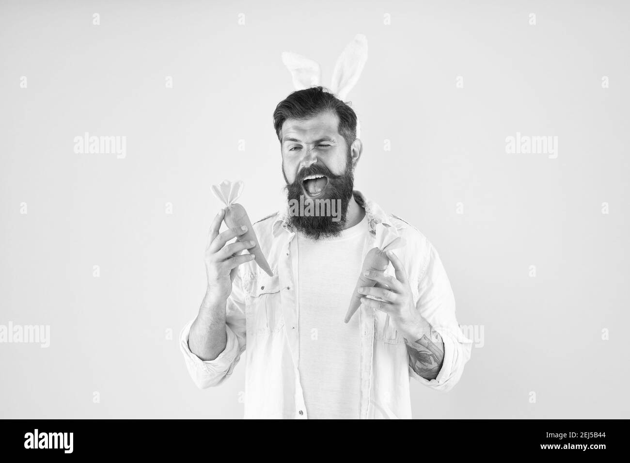 Heure d'achat. Acheter des légumes. Ferme biologique. Vacances de Pâques. Lapin de Pâques avec carotte. Homme longues oreilles lapin. Douanes de Pâques. Vente de printemps. Une nourriture de santé parfaite. Biotine potassium et vitamines A. Banque D'Images