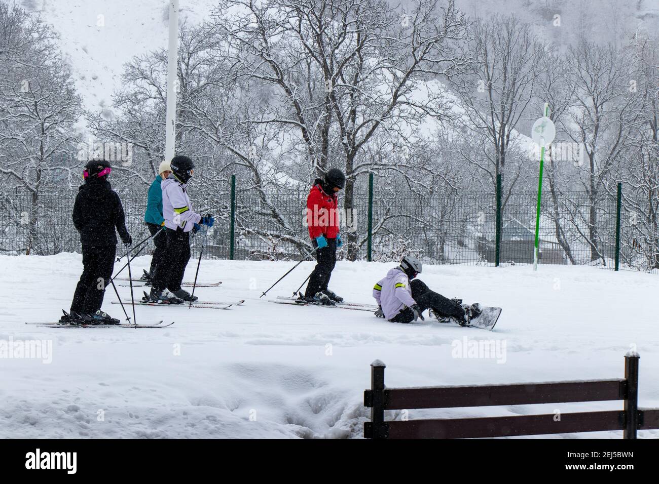 Gabala, Azerbaïdjan - 30 janvier 2021 : une compagnie de skieurs dans les montagnes dans la neige. Ski. Banque D'Images