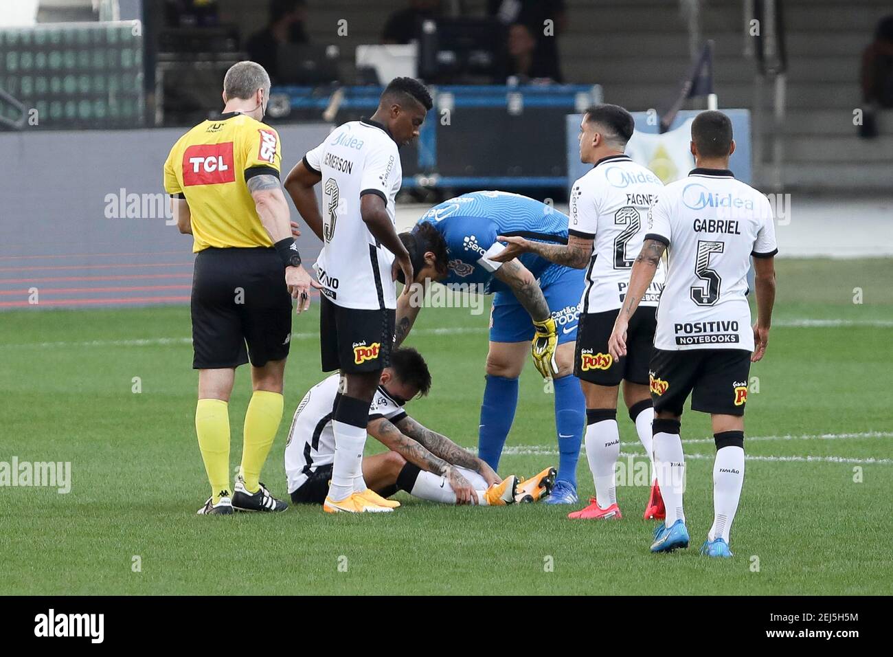 SÃO PAULO, SP - 21.02.2021: CORINTHIENS X VASCO - Gustavo Silva est blessé pendant le match entre Corinthiens et Vasco tenu à Neo Química Arena à São Paulo, SP. Le match est valable pour le 37e tour du Brasileirão 2020. (Photo: Marco Galvão/Fotoarena) Banque D'Images