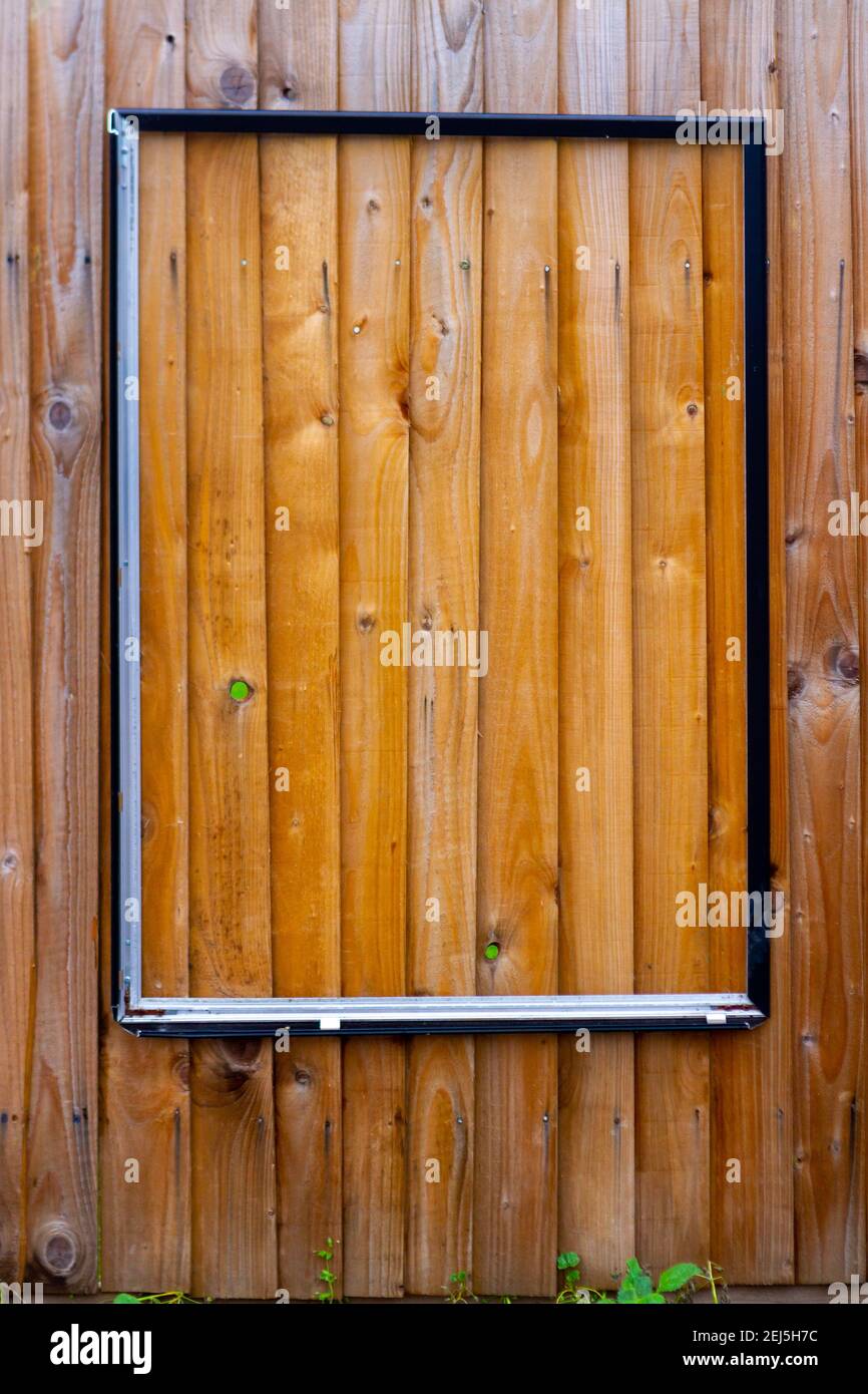 Cadre publicitaire vide sur une clôture en bois Banque D'Images