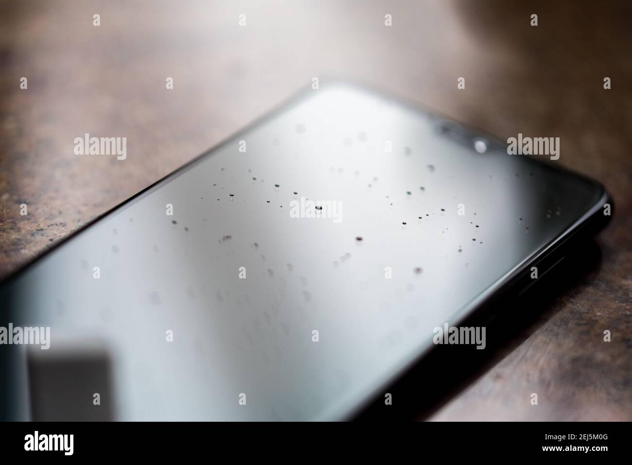 Écran de smartphone en verre trempé pour une protection contre les rayures.  De l'eau s'infiltre sur l'écran. Nettoyage de l'écran tactile Photo Stock -  Alamy