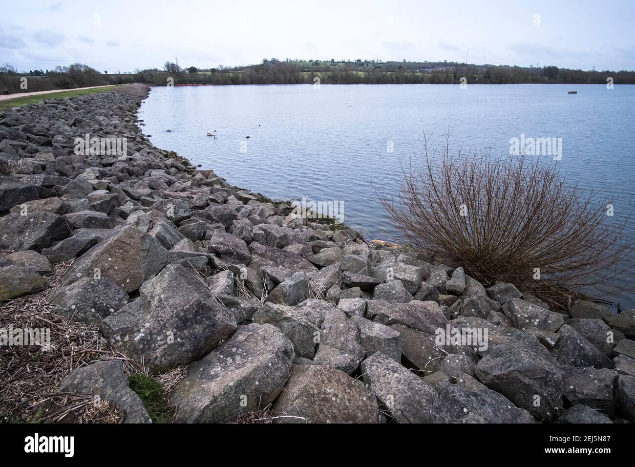 Vue sur le réservoir et la chaussée du pays de Daventry Stationnement Banque D'Images