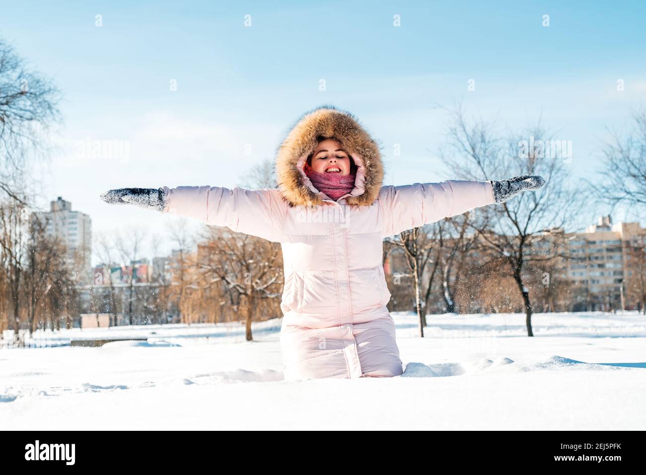 fille portant un chapeau d'hiver, une écharpe recouverte de flocons de neige. Mode de vie actif. Banque D'Images