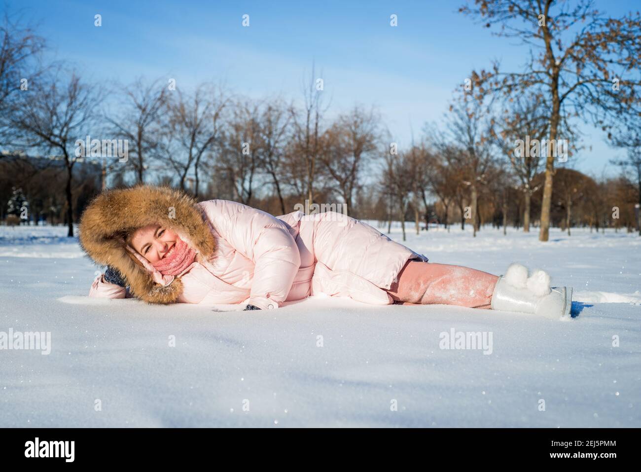 fille portant un chapeau d'hiver, une écharpe recouverte de flocons de neige. Mode de vie actif. Banque D'Images