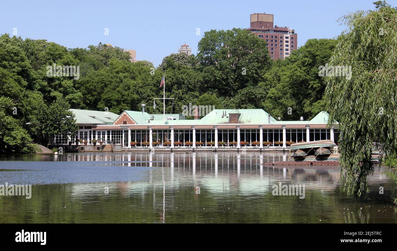 Loeb Boathouse, restaurant réputé pour son cadre de premier choix au bord du lac au milieu de Central Park, vue sur le lac, New York, NY, USA Banque D'Images