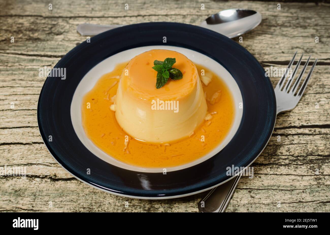 Délicieux dessert typique de l'Amérique du Sud appelé Flan, fait avec des œufs, du lait, de la vanille et aromatisé au caramel. Concept de nourriture ethnique et de nourriture de chaleur Banque D'Images
