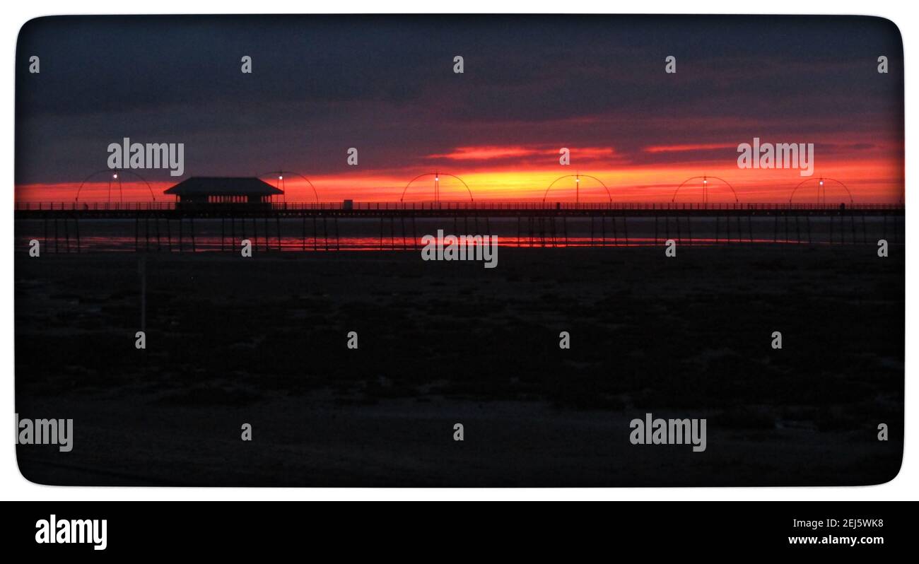 Coucher de soleil sur la jetée de Southport Banque D'Images