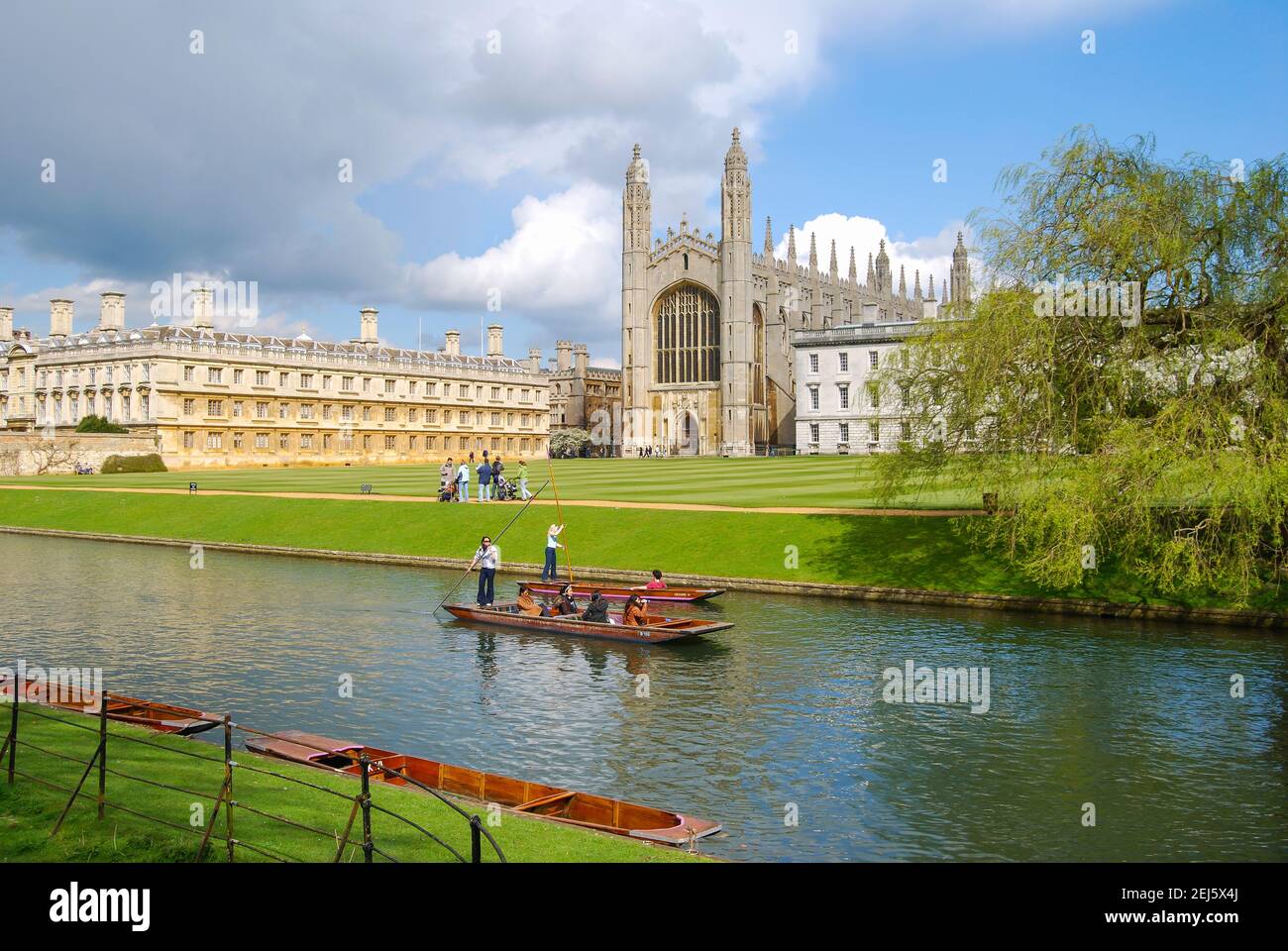 Barque sur étudiants Rivière Cam, King's College, Cambridge, Cambridgeshire, Angleterre, Royaume-Uni Banque D'Images