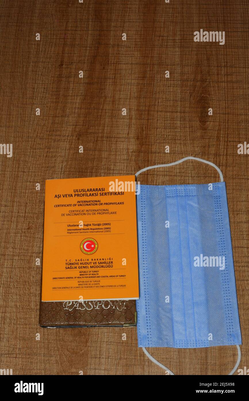 Certificat international de vaccination, passeport et masque médical sur la table Banque D'Images