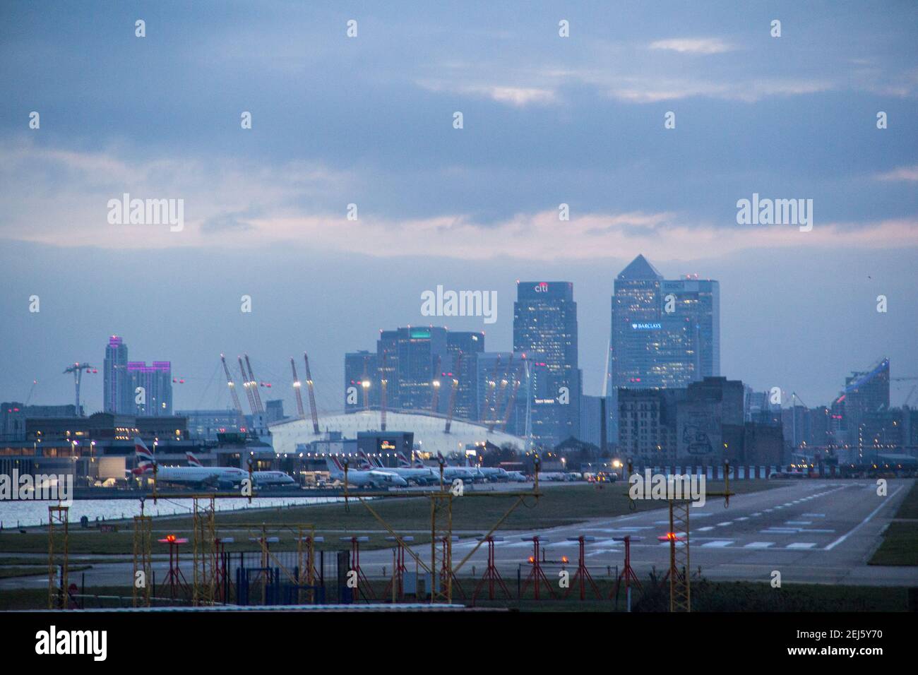 LONDRES - 2014: Aéroport de London City en direction de l'ouest vers l'O2 Arena et le quartier des affaires de Canary Wharf pendant le coucher du soleil. Banque D'Images