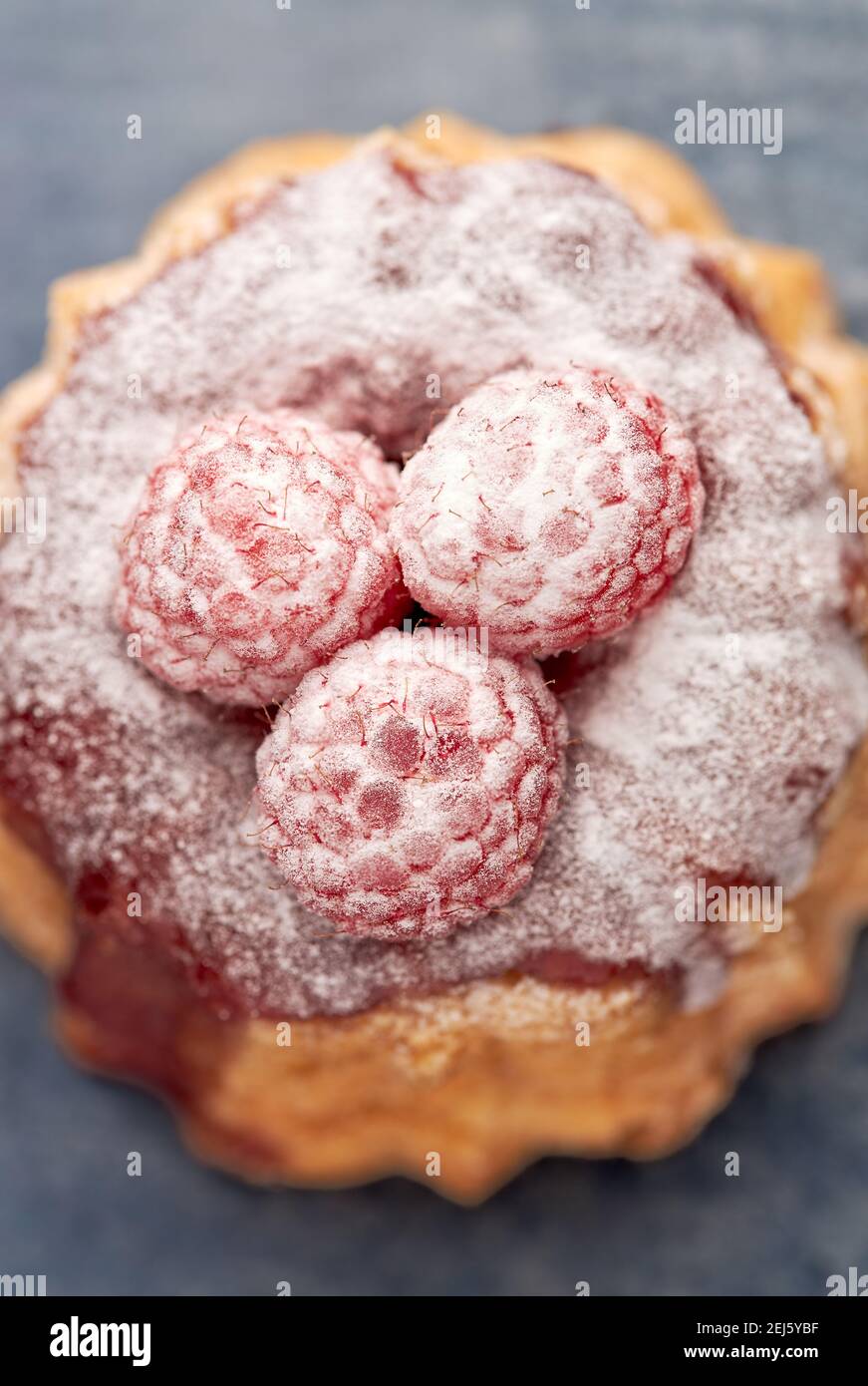 Vue aérienne d'un gâteau de thé à la framboise. Banque D'Images
