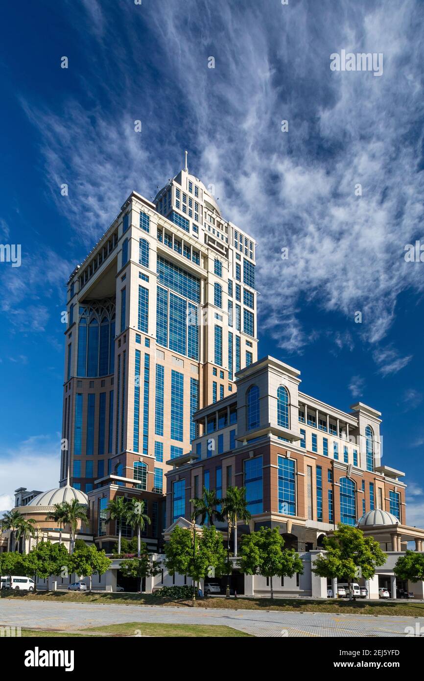 Kota Kinabalu, Sabah, Malaisie: Centre administratif de Sabah, surplombant la baie de Likas. La tour de bureaux de 33 étages est le plus haut bâtiment de Bornéo Banque D'Images