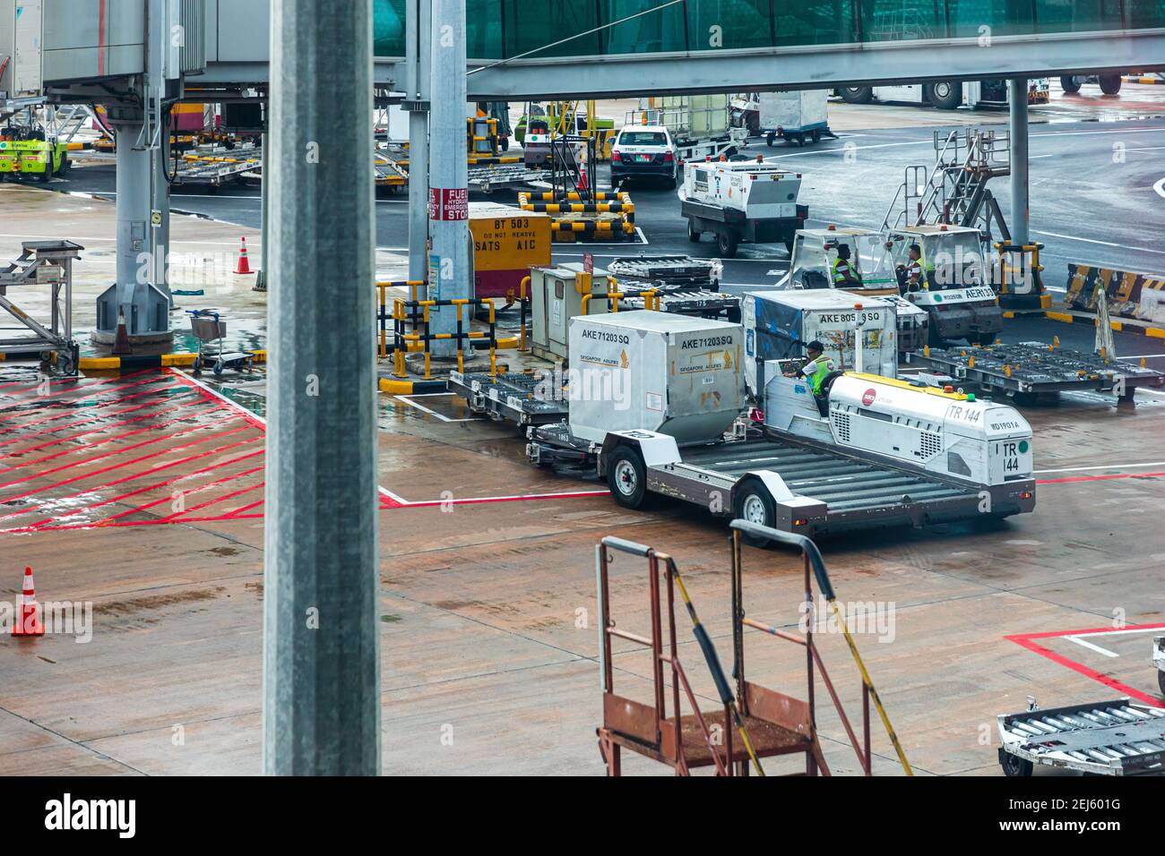 Un transporteur de conteneurs pour les dispositifs de chargement d'unité d'aéronef à Aéroport international de Singapour Banque D'Images