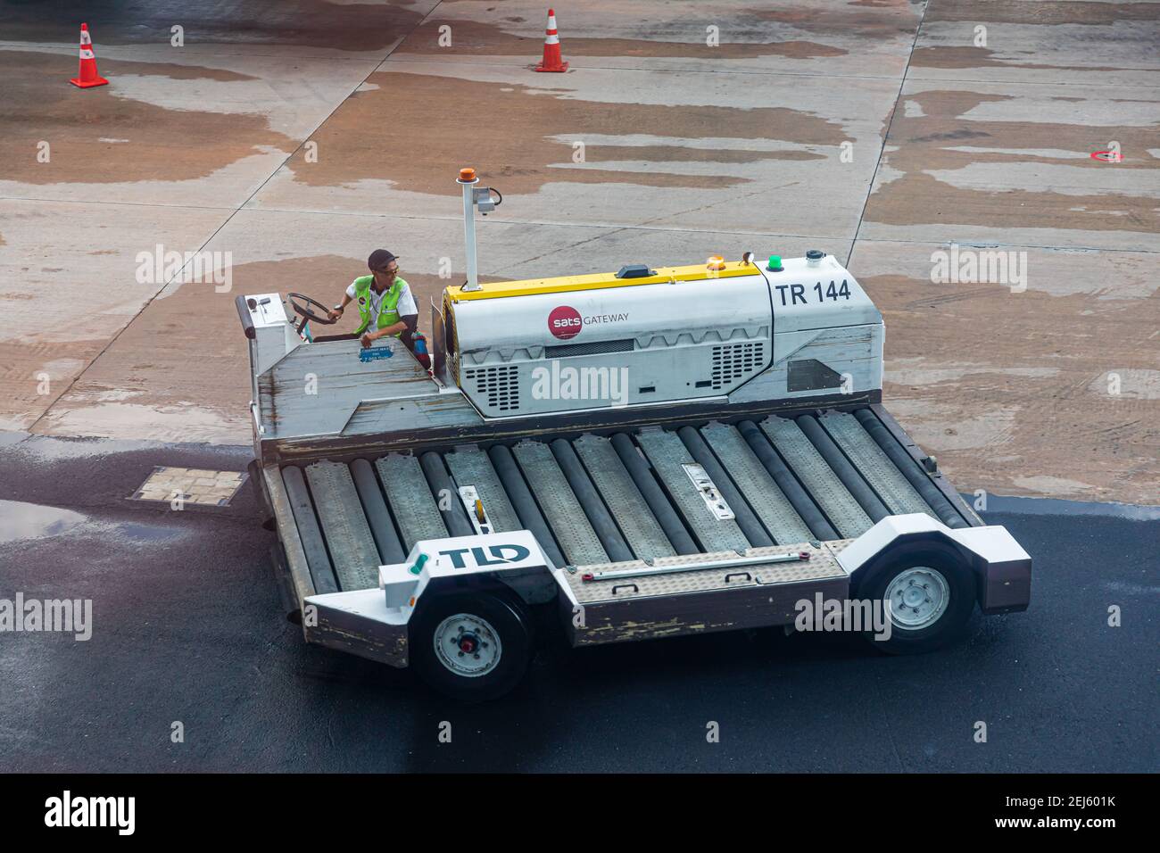 Un transporteur de conteneurs pour les dispositifs de chargement d'unité d'aéronef à Aéroport international de Singapour Banque D'Images