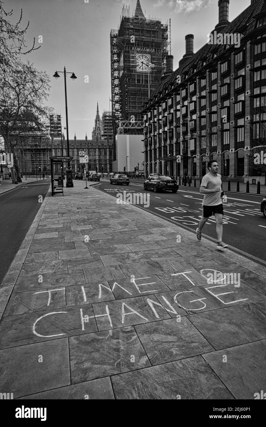 GRANDE-BRETAGNE / Angleterre / Londres / le temps de changer le message de craie dans la rue à Westminster pendant la pandémie du coronavirus le 25 mars 2020 à Londres, Banque D'Images