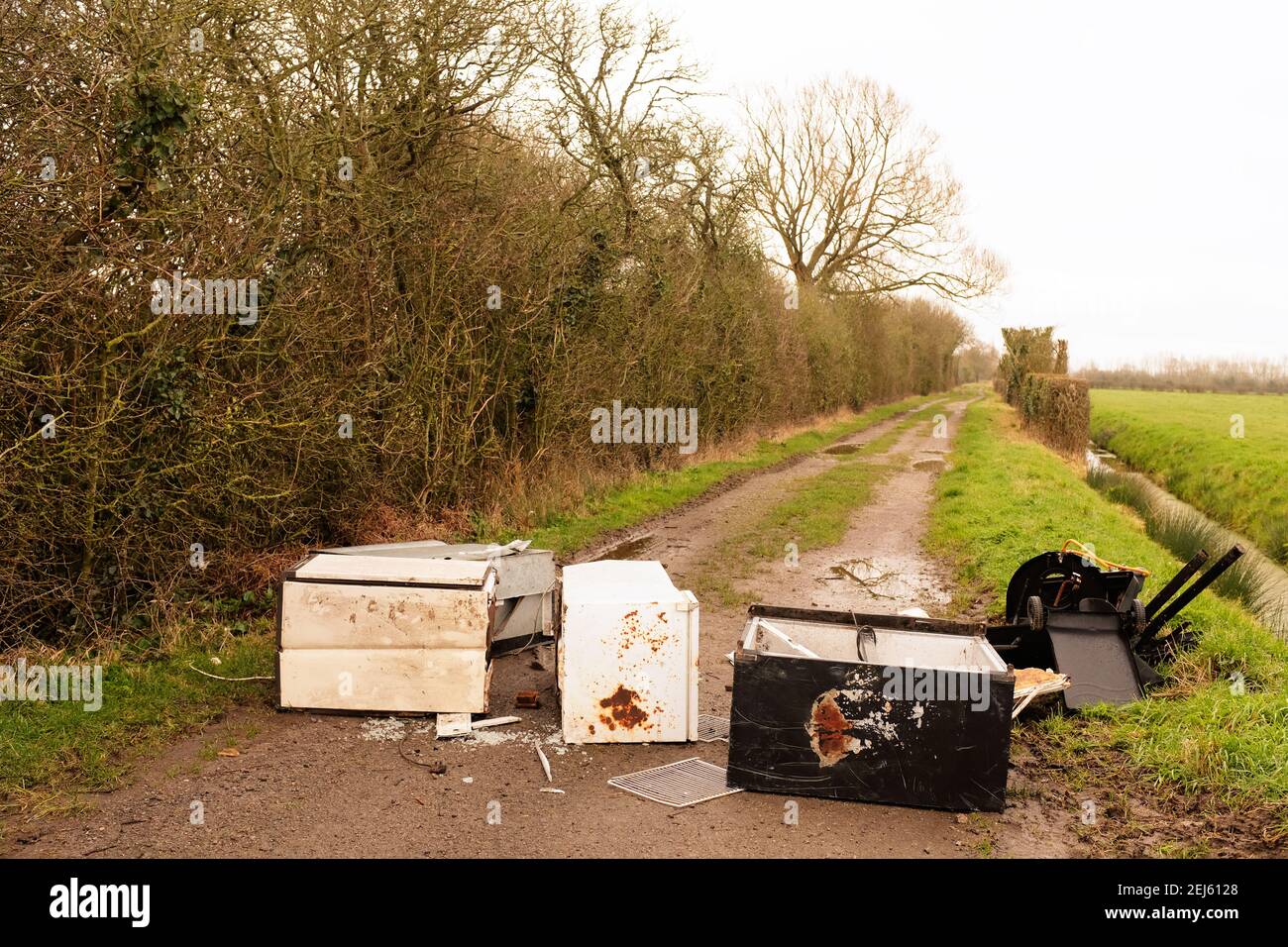 Février 2021 - des appareils ménagers anciens ont été déversés sur une voie de passage à la Bridleway à Mark, Somerset, Royaume-Uni Banque D'Images
