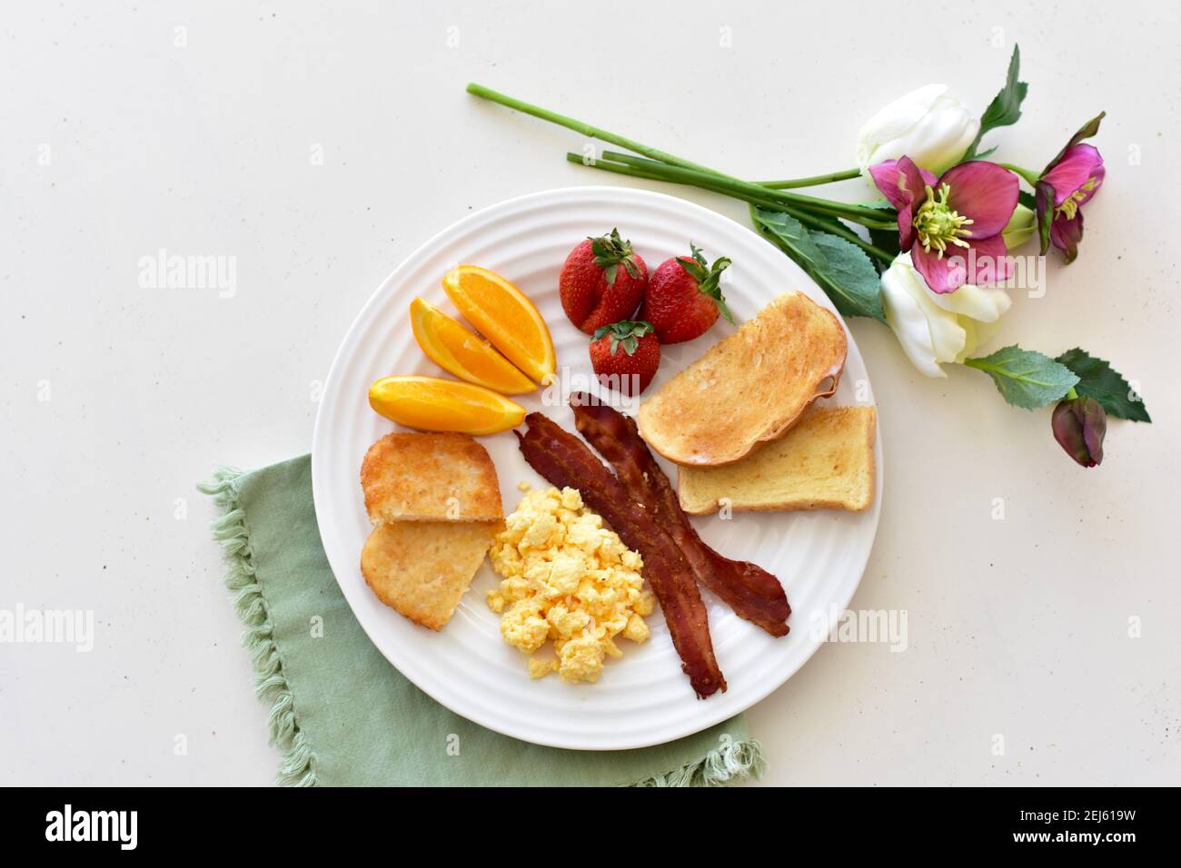Petit-déjeuner américain traditionnel préparé sur le plateau pour le brunch du service d'étage de l'hôtel au lit. Espace de copie, concept photo alimentaire, arrière-plan Banque D'Images