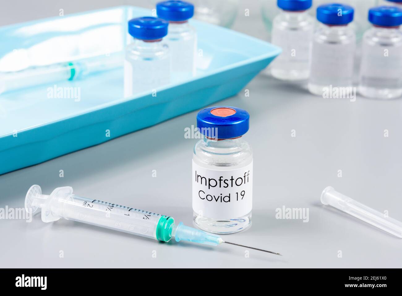 Flacons de vaccin Covid-19, étiquette en allemand Banque D'Images