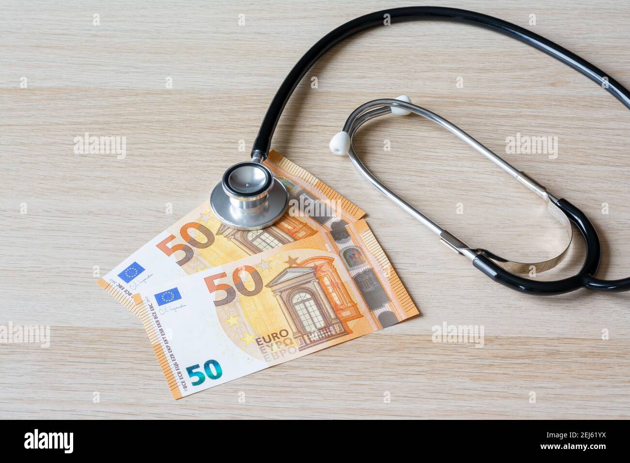 Frais médicaux, en Europe. 100 euros et stéthoscope Banque D'Images