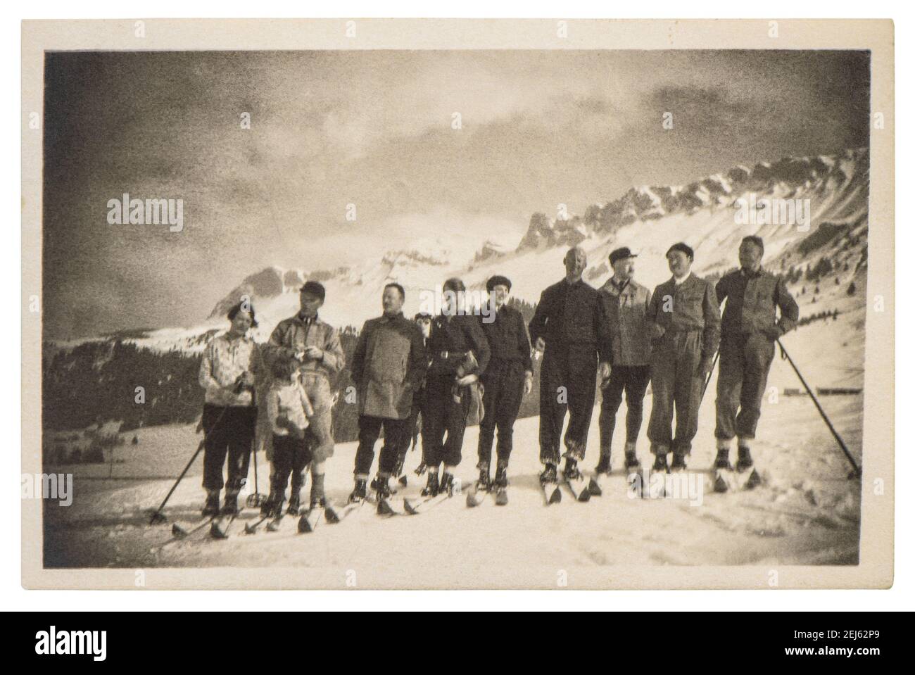Photo ancienne des jeunes skier dans la neige. Image vintage avec grain de film original et rayures Banque D'Images