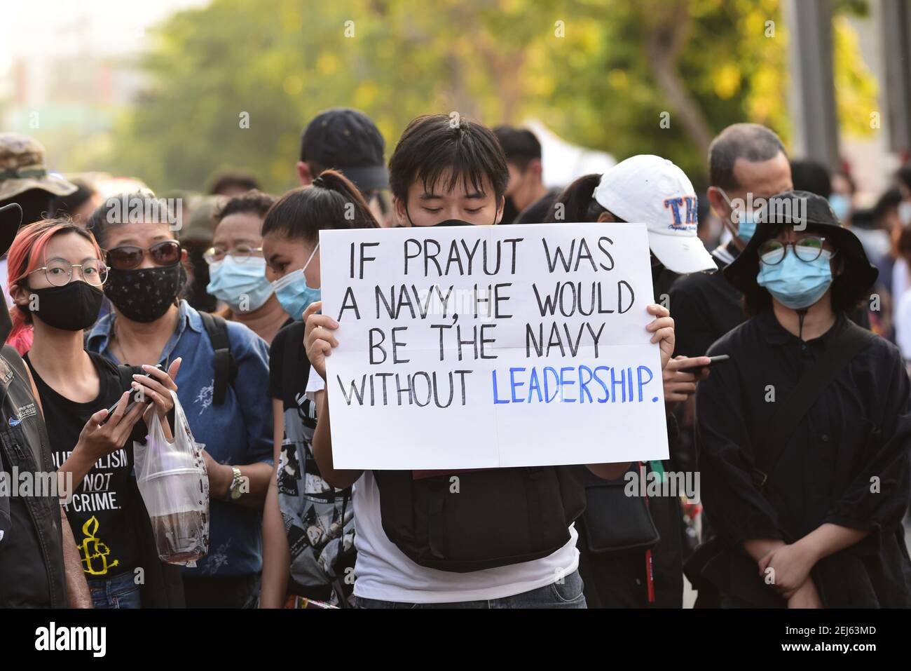 Bangkok, Thaïlande. 20 février 2021. Un manifestant pro-démocratie détient un label appelant à l'annulation, l'article 112 est le Code criminel thaïlandais, déclarant que "quiconque diffamant, insulte ou intimidie le Roi, la Reine, héritier-apparent ou Regent doit être puni" et le message contre. Gouvernement à l'avant du Parlement Kiakkai, Bangkok samedi, 20 février 2021. (Photo de Teera Noisakran/Pacific Press) Credit: Pacific Press Media production Corp./Alay Live News Banque D'Images