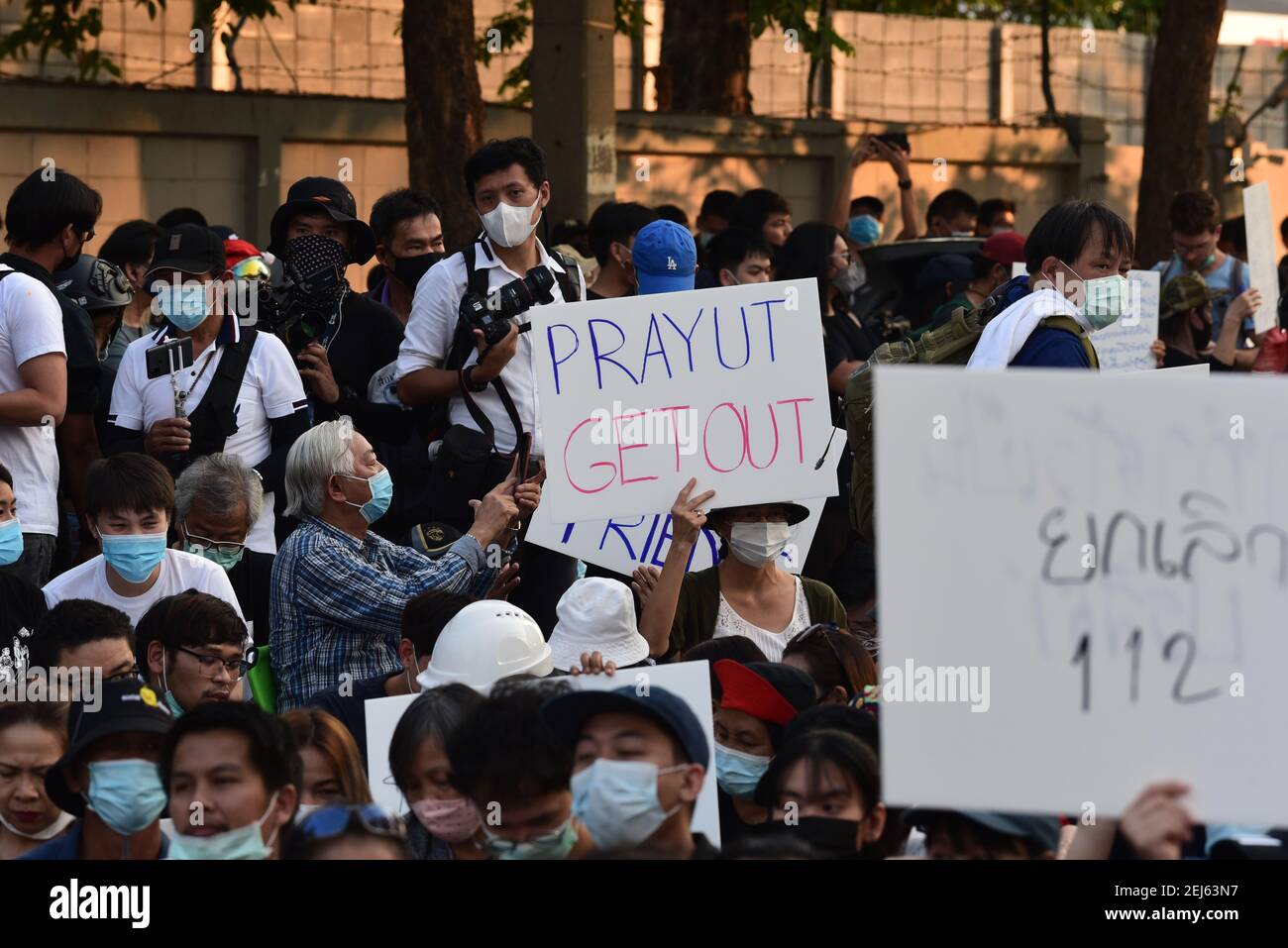 Bangkok, Thaïlande. 20 février 2021. Un manifestant pro-démocratie détient un label appelant à l'annulation, l'article 112 est le Code criminel thaïlandais, déclarant que "quiconque diffamant, insulte ou intimidie le Roi, la Reine, héritier-apparent ou Regent doit être puni" et le message contre. Gouvernement à l'avant du Parlement Kiakkai, Bangkok samedi, 20 février 2021. (Photo de Teera Noisakran/Pacific Press) Credit: Pacific Press Media production Corp./Alay Live News Banque D'Images