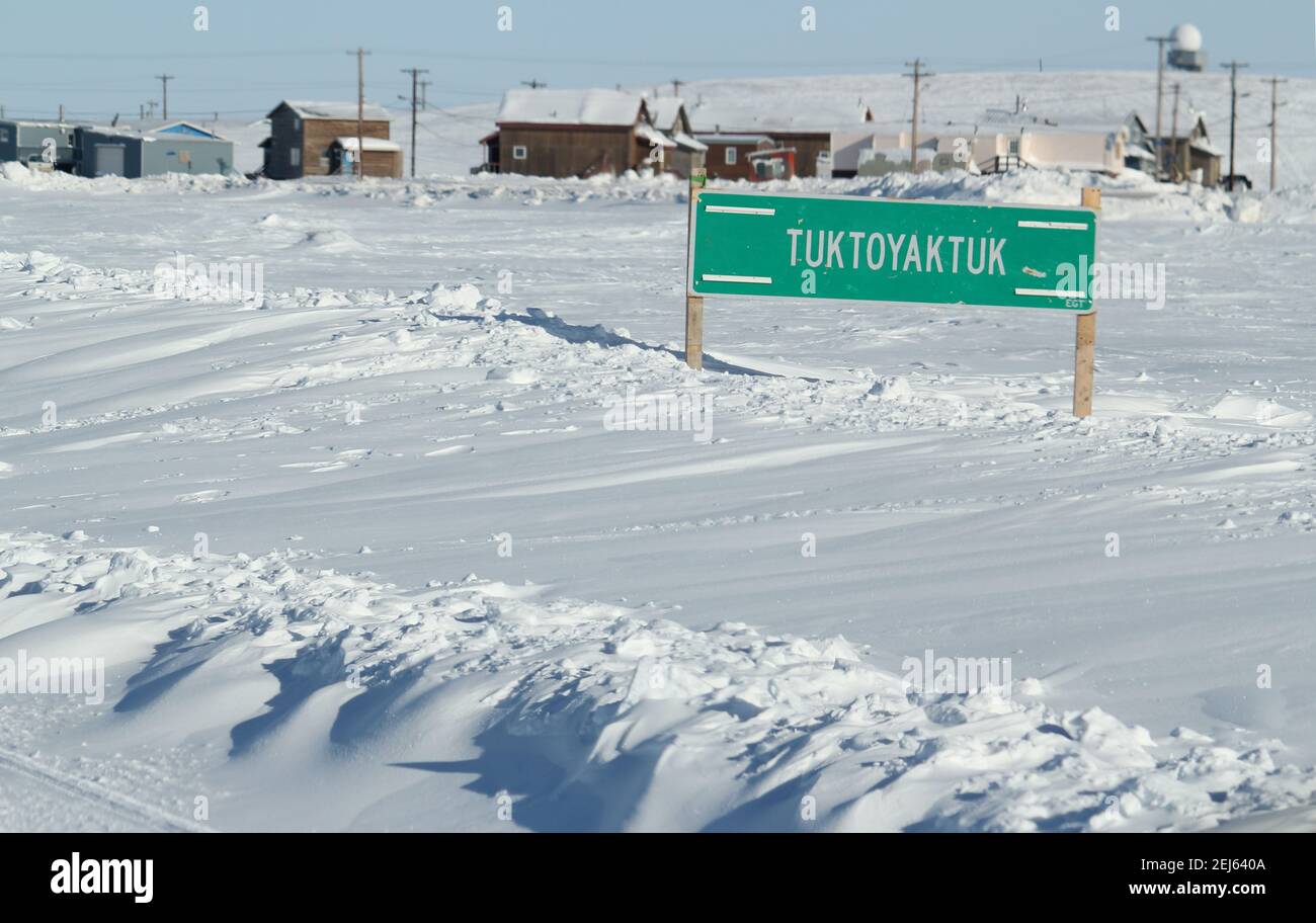 Panneau de la route Tuktoyaktuk en hiver, le long de l'océan Arctique gelé, Territoires du Nord-Ouest, Canada. Banque D'Images
