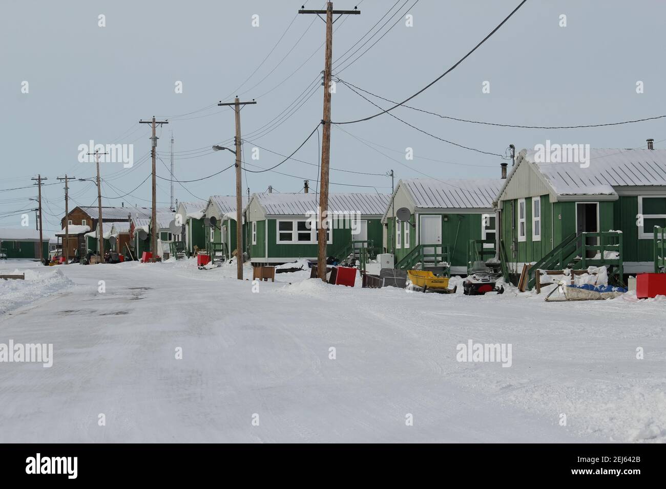 Logement dans le hameau inuvialuit de Tuktoyaktuk en hiver, dans les Territoires du Nord-Ouest, dans l'ouest de l'Arctique canadien. Banque D'Images