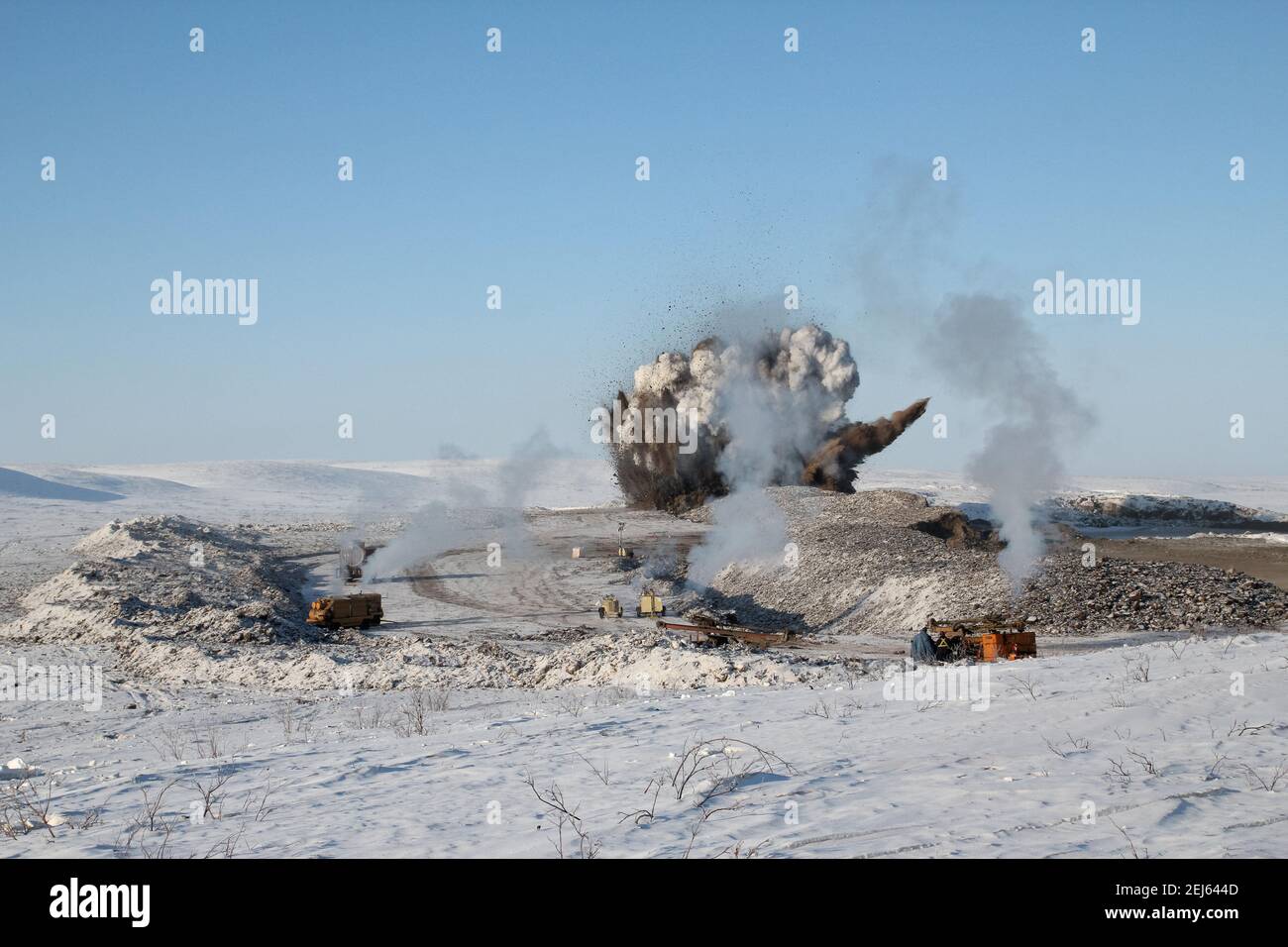 Explosion à une mine de gravier, pendant la construction hivernale de la route Inuvik-Tuktoyaktuk, dans les Territoires du Nord-Ouest, dans l'ouest de l'Arctique canadien. Banque D'Images