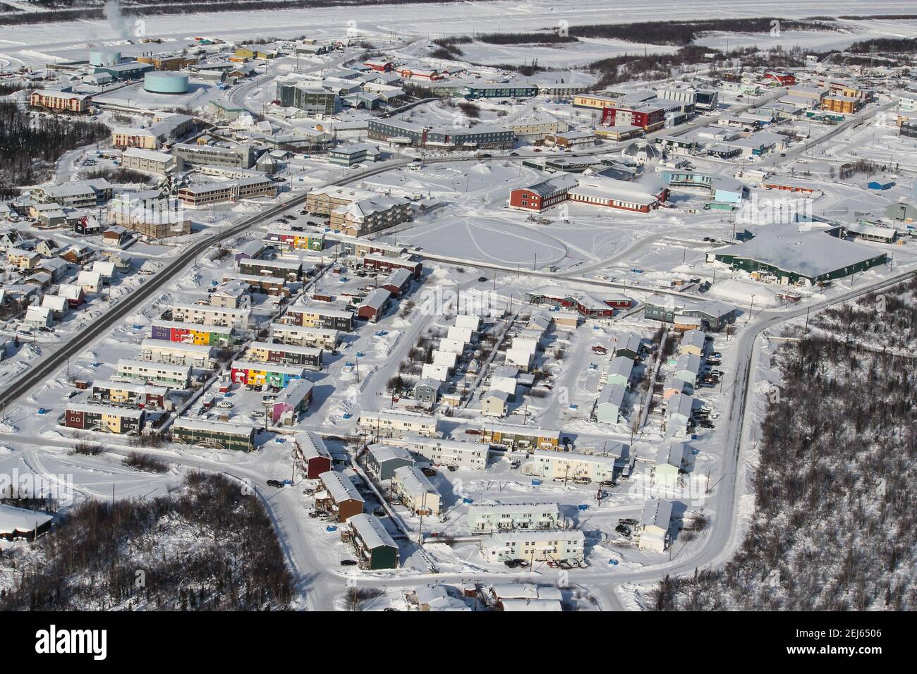 Vue aérienne en hiver des bâtiments de la ville d'Inuvik, dans les Territoires du Nord-Ouest, dans le delta de Beaufort, dans l'ouest de l'Arctique canadien. Banque D'Images