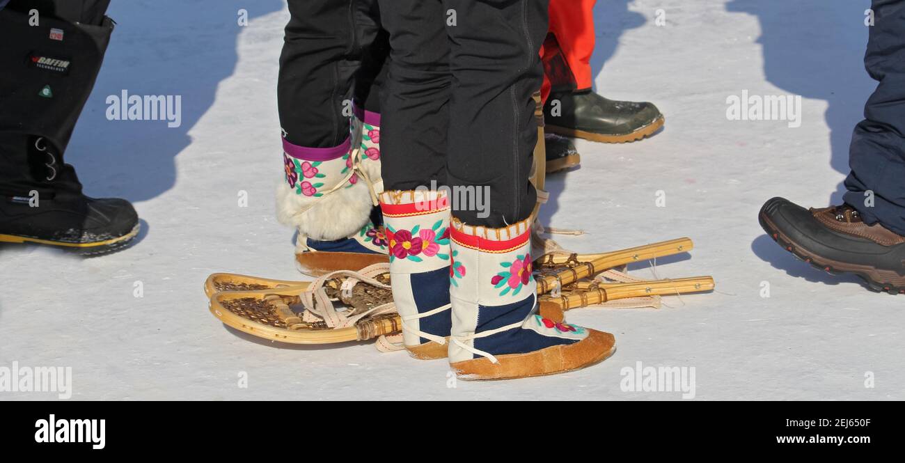 Chaussures nordiques utilisées (bottes, mocassins et raquettes) au Muskrat Jamboree d'Inuvik, Territoires du Nord-Ouest, dans l'ouest de l'Arctique canadien. Banque D'Images