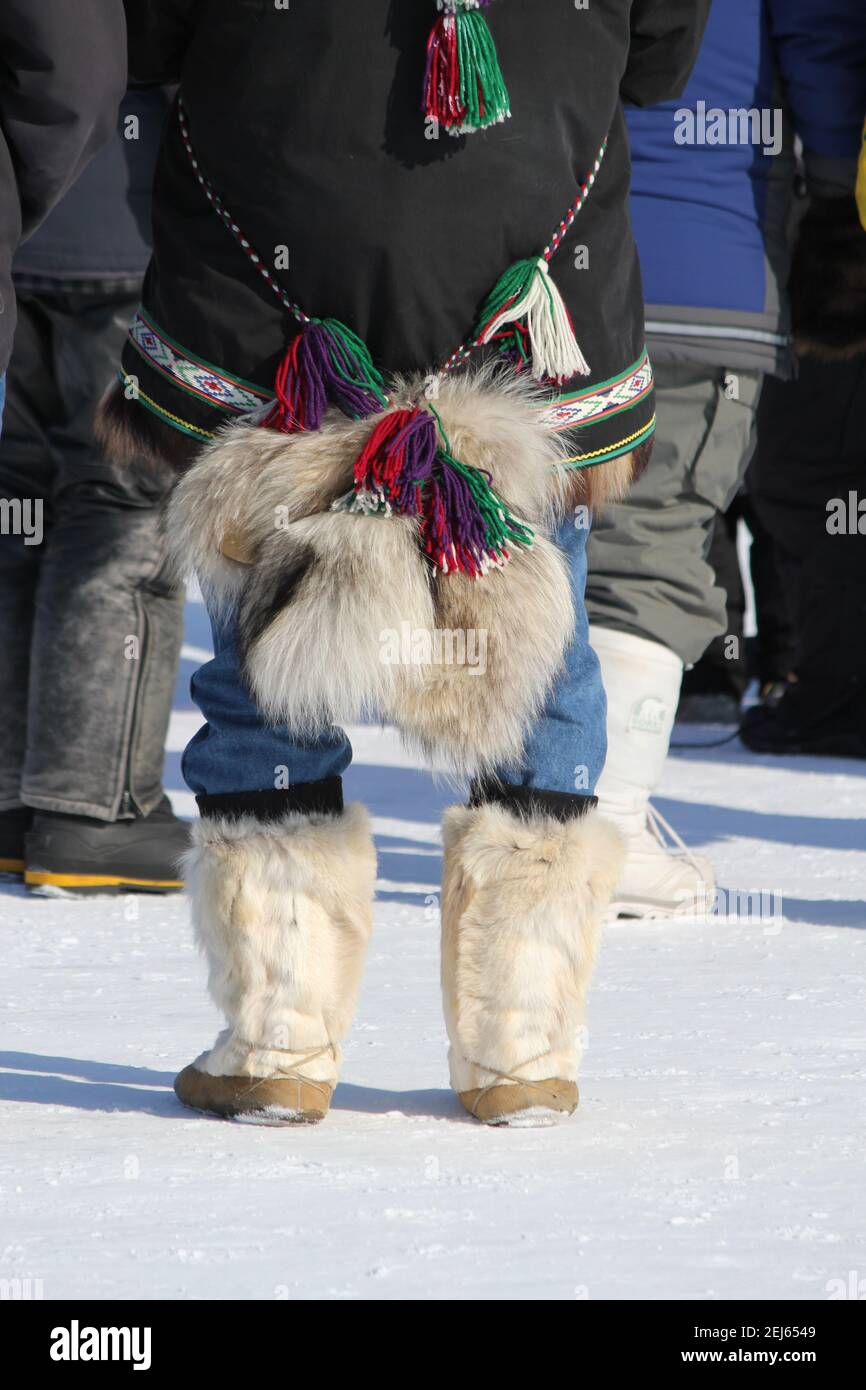 Personne portant une parka traditionnelle indigène, mocassins à fourrure faits main et mitaines à Inuvik, dans les Territoires du Nord-Ouest, dans l'ouest de l'Arctique canadien. Banque D'Images