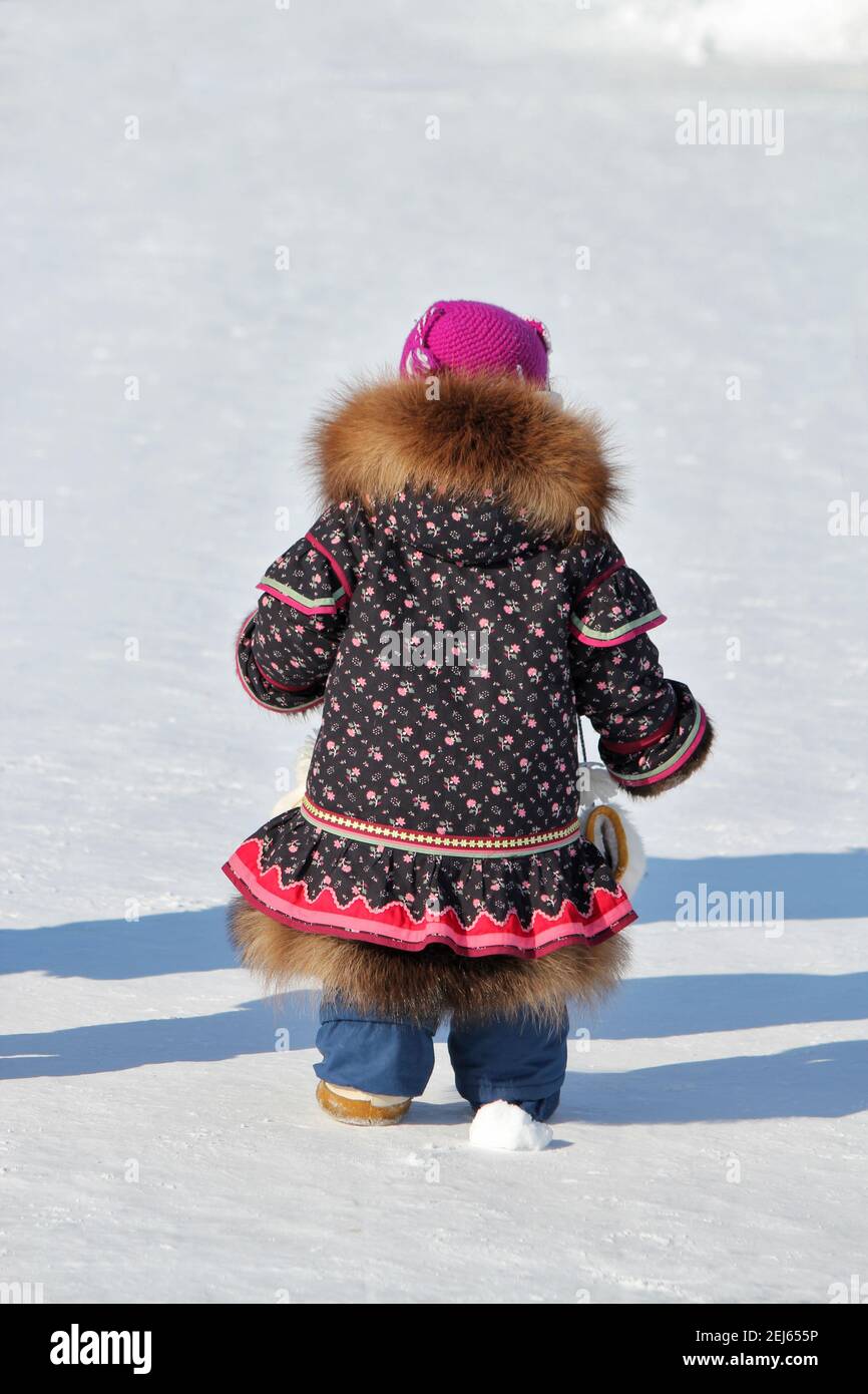 Petite fille portant une parka traditionnelle artisanale indigène en plein air en hiver, Inuvik, Territoires du Nord-Ouest, l'Arctique canadien. Banque D'Images