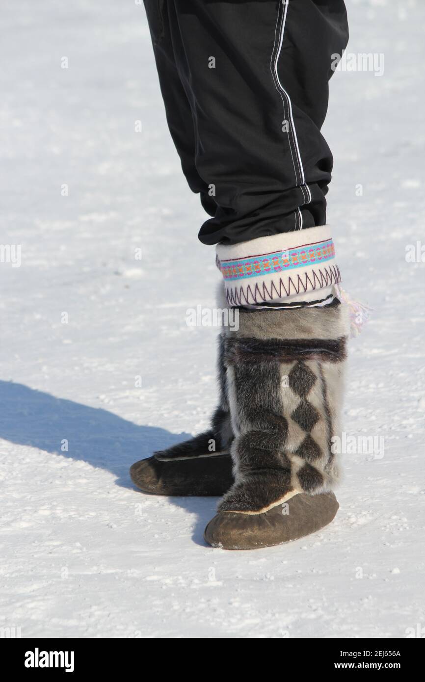Gros plan sur les makluks inuits traditionnels faits main, à Inuvik, dans les Territoires du Nord-Ouest, dans l'ouest de l'Arctique canadien. Banque D'Images
