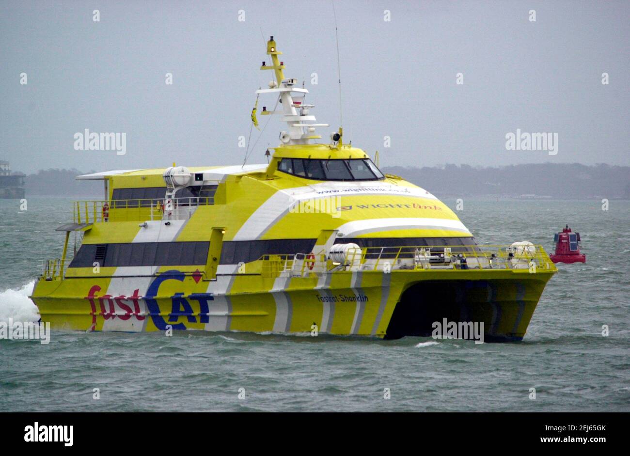 AJAXNETPHOTO. 2005. PORTSMOUTH, ANGLETERRE. - FERRY POUR PASSAGERS - WIGHTLINK FERRIES FASTCAT SHANKLIN APPROCHE PORTSMOUTH EN JANVIER. PHOTO:JONATHAN EASTLAND/AJAX REF:D51701 1323 Banque D'Images