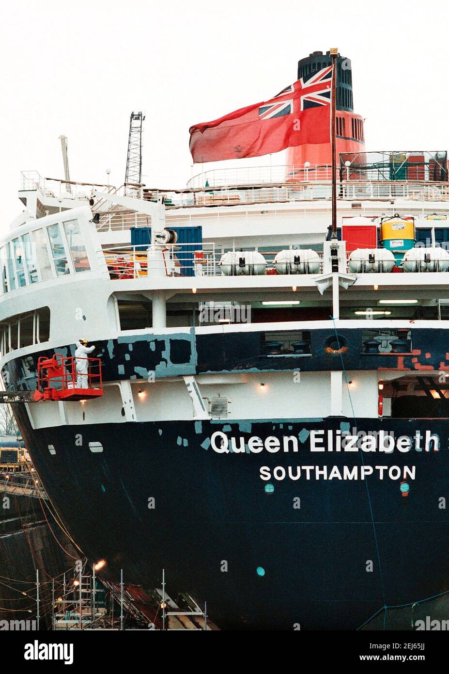 AJAXNETPHOTO. DÉCEMBRE 1996. SOUTHAMPTON, ANGLETERRE. - PEINTURE - STERN VUE DE LA CUNARD PASSENGER LINER QUEEN ELIZABETH 2 - QE2 - DANS KGV QUAI SEC, EN COURS DE REMISE EN ÉTAT. PHOTO:JONATHAN EASTLAND/AJAX. REF:TC6044 14 2 Banque D'Images