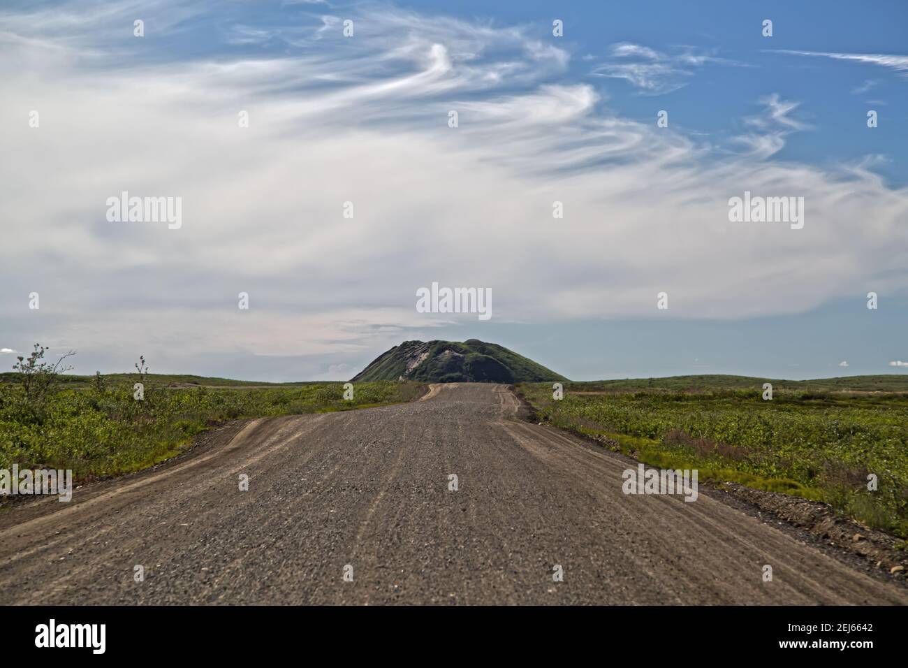 Un point de repère du pingo (colline à corées de glace intra-pergélisol) en été le long de la route en gravier Inuvik-Tuktoyaktuk, Territoires du Nord-Ouest, Arctique canadien. Banque D'Images