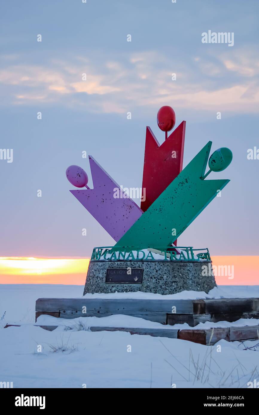 Grand sentier (sentier transcanadien) Monument à Tuktoyaktuk en hiver, dans les Territoires du Nord-Ouest, dans l'ouest de l'Arctique canadien. Banque D'Images