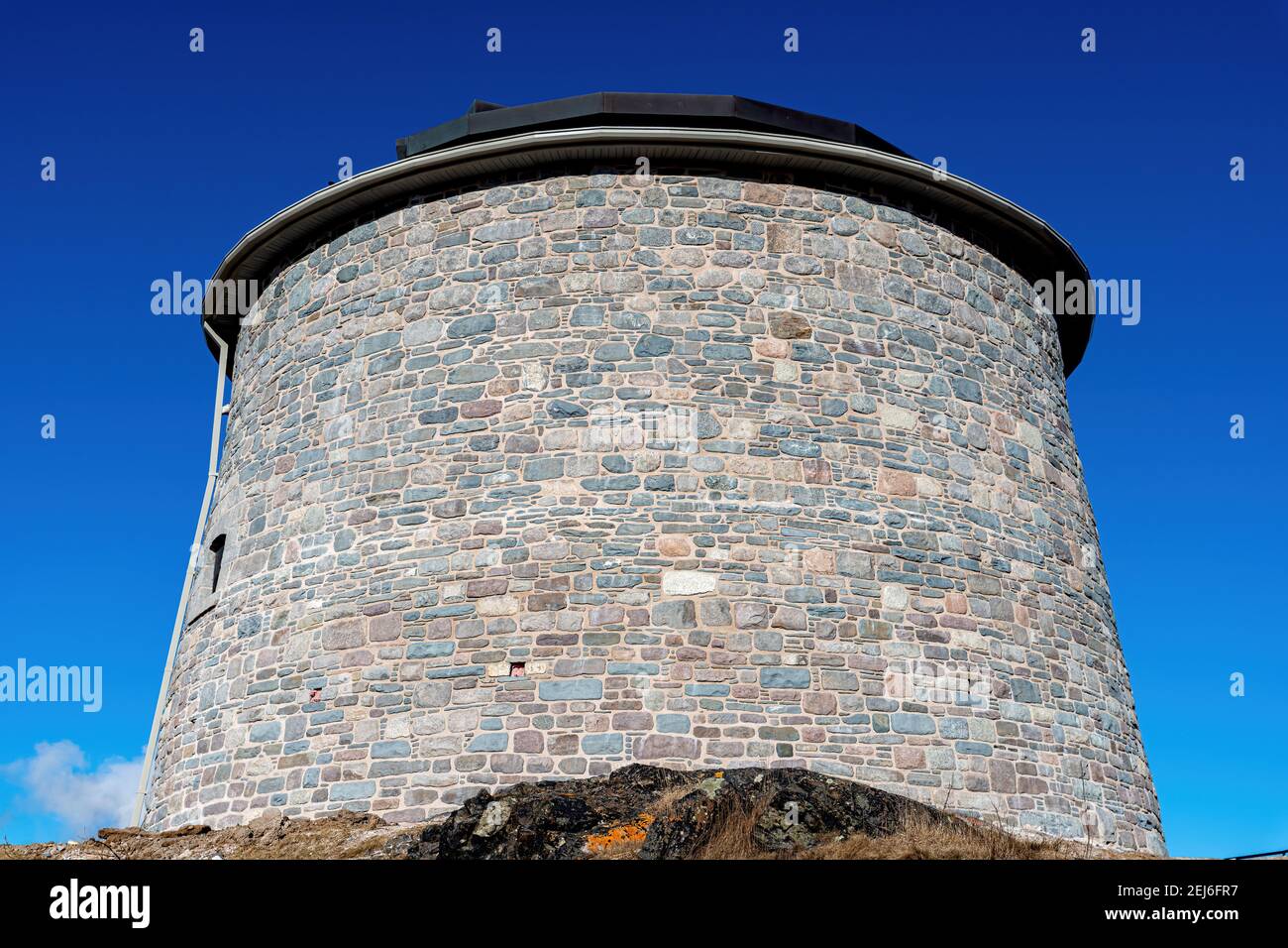 La tour Martello de Carleton, à Saint John, au Nouveau-Brunswick, au Canada, a été achevée en 1815 et est maintenant un lieu historique national et un arrêt touristique populaire. Banque D'Images