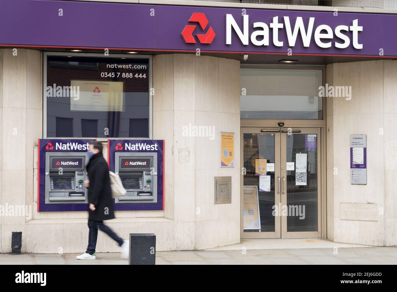 Succursale de la banque NatWest avec distributeurs automatiques de billets sur le mur à côté à l'entrée du bâtiment de la banque Banque D'Images