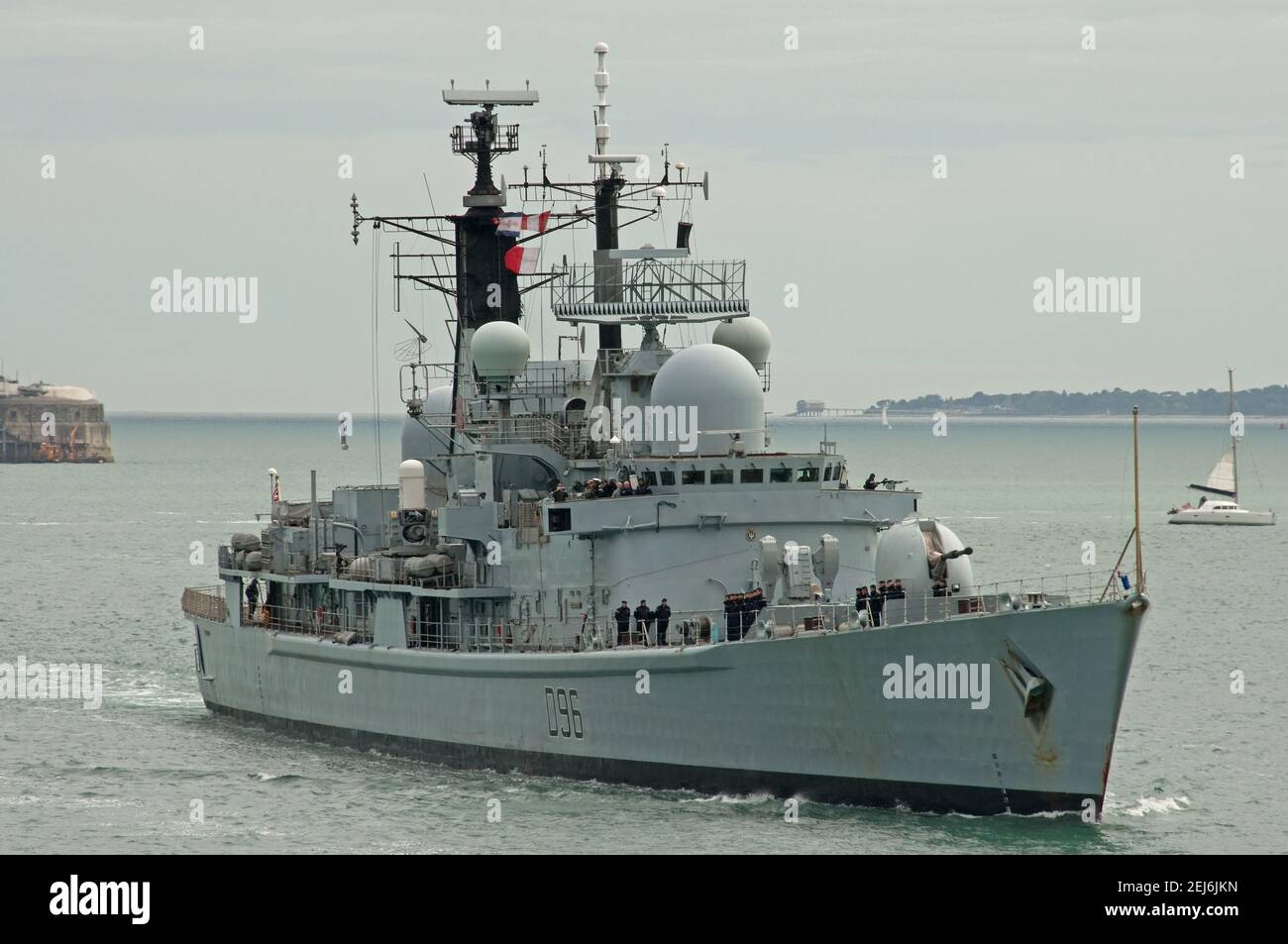 Le destroyer de type 42 de la Royal Navy HMS Gloucester (D96) arrive à Portsmouth Harbour, au Royaume-Uni, le 11 mai 2011. Banque D'Images