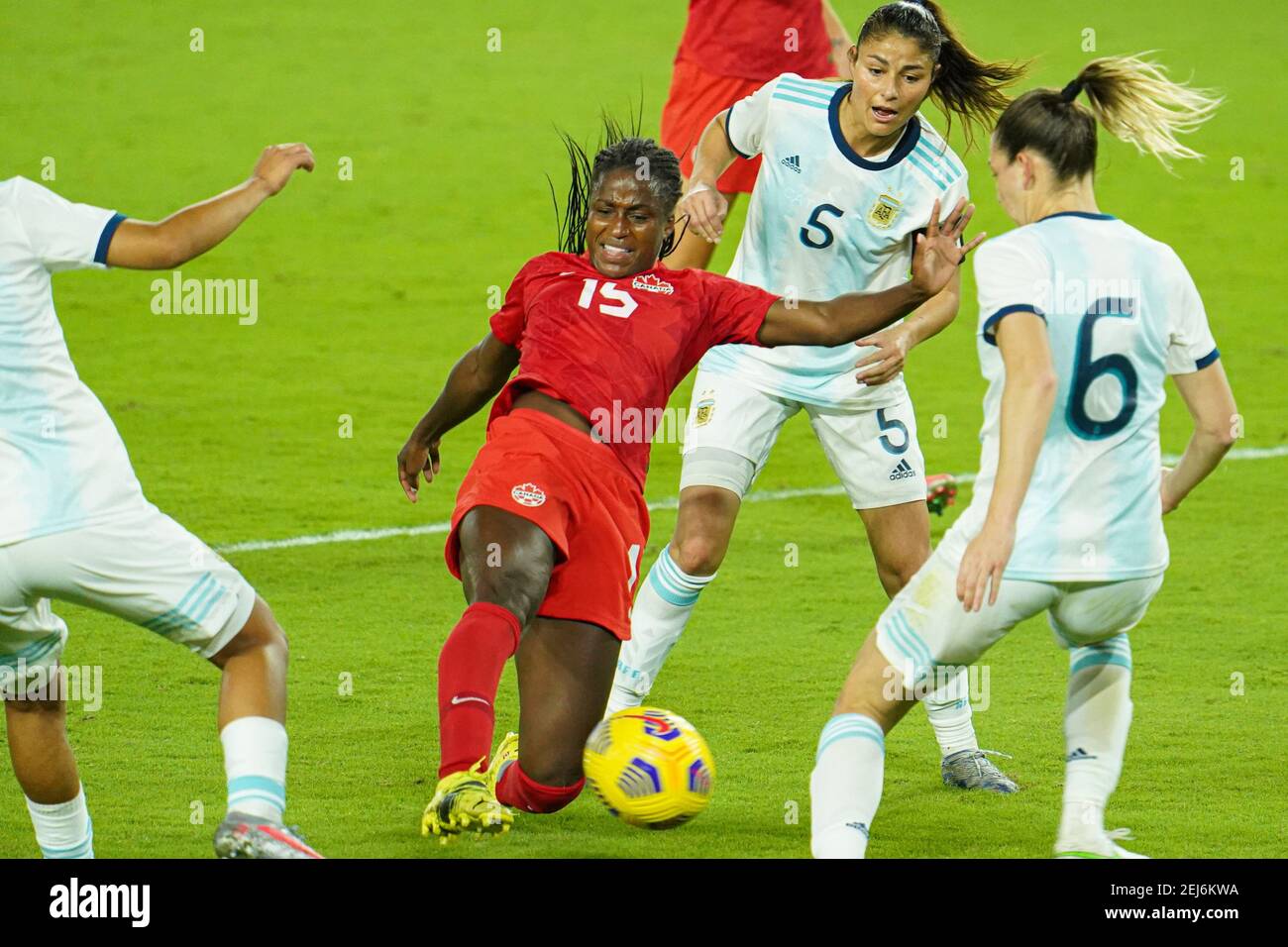 Orlando, Floride, États-Unis, 21 février 2021, Le joueur canadien Nichelle Prince #15 fait un coup de pied vers le but pendant la coupe SheBelieves au stade Exploria (photo: Marty Jean-Louis) crédit: Marty Jean-Louis/Alay Live News Banque D'Images