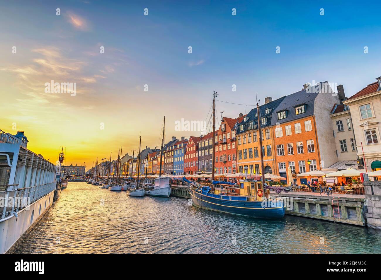 Copenhague Danemark, coucher de soleil sur la ville au port de Nyhavn avec maison colorée Banque D'Images