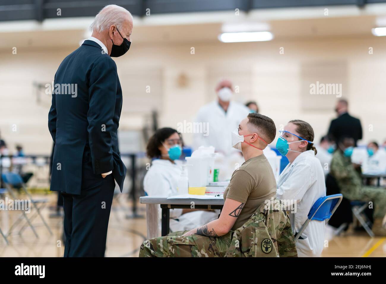 Le président Joe Biden s'entretient avec le personnel militaire lors d'une visite du centre de vaccination du centre médical militaire national Walter Reed à Bethesda, Maryland, le vendredi 29 janvier 2021. (Photo officielle de la Maison Blanche par Adam Schultz) Banque D'Images