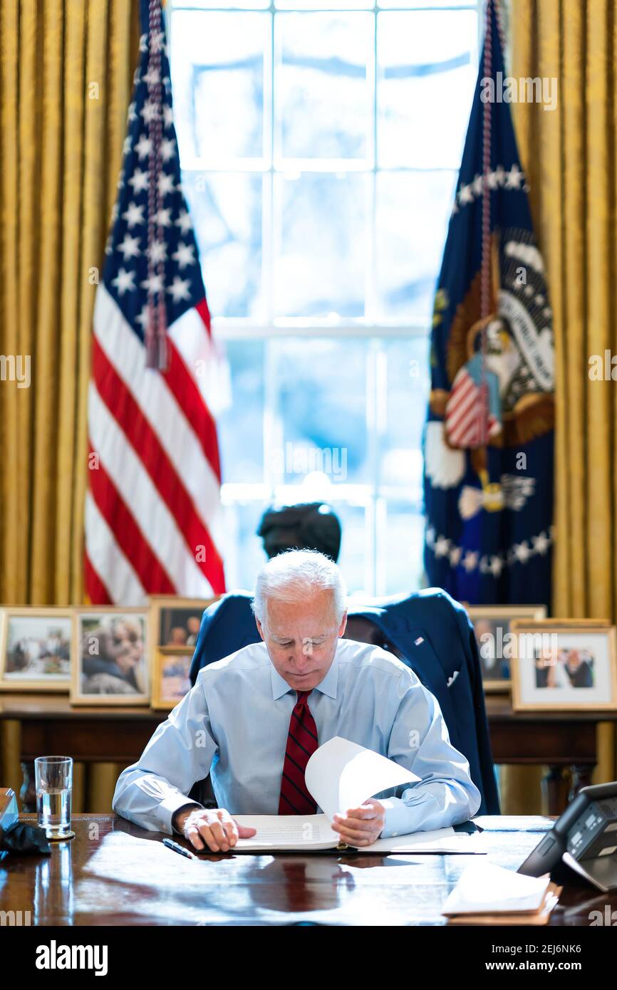 Le président Joe Biden passe en revue ses notes le jeudi 28 janvier 2021, dans le Bureau ovale de la Maison Blanche. (Photo officielle de la Maison Blanche par Adam Schultz) Banque D'Images