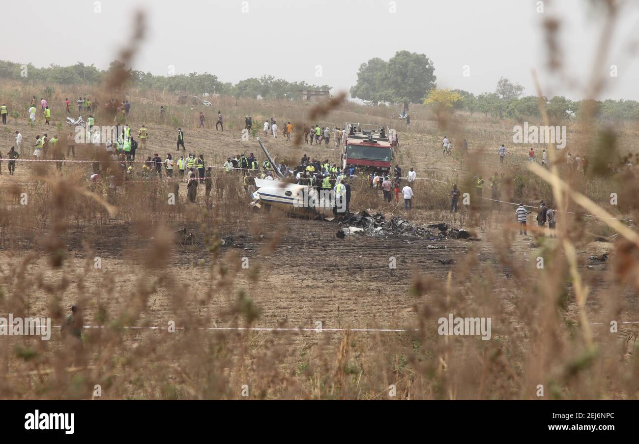 Abuja, Nigéria. 21 février 2021. Les sauveteurs travaillent sur les lieux d'un accident d'avion militaire à Abuja, au Nigeria, le 21 février 2021. Sept personnes ont été tuées après l'accident d'un avion militaire à Abuja, la capitale du Nigeria dimanche, a déclaré un porte-parole de l'armée de l'air. Credit: Robert Oba/Xinhua/Alay Live News Banque D'Images